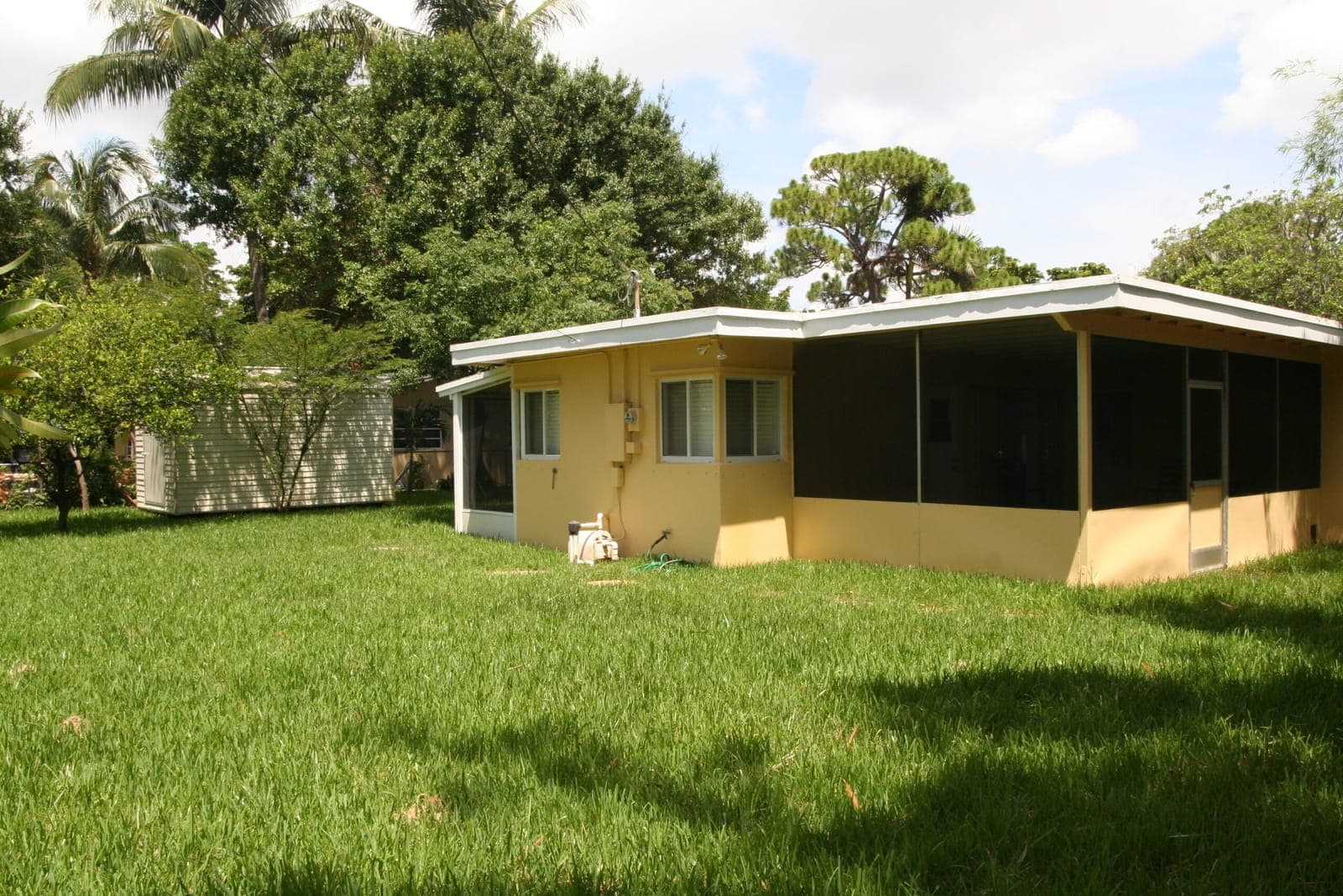 708 NE 21st Drive - Back yard