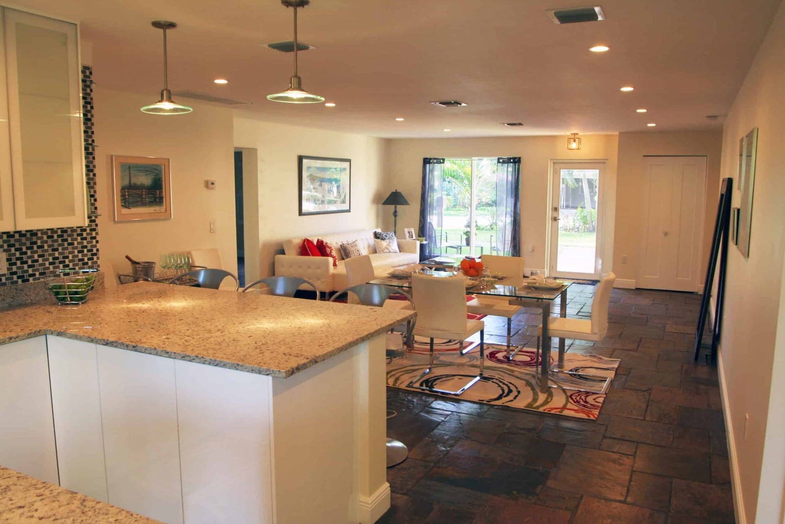 708 NE 21st Drive - Dining room