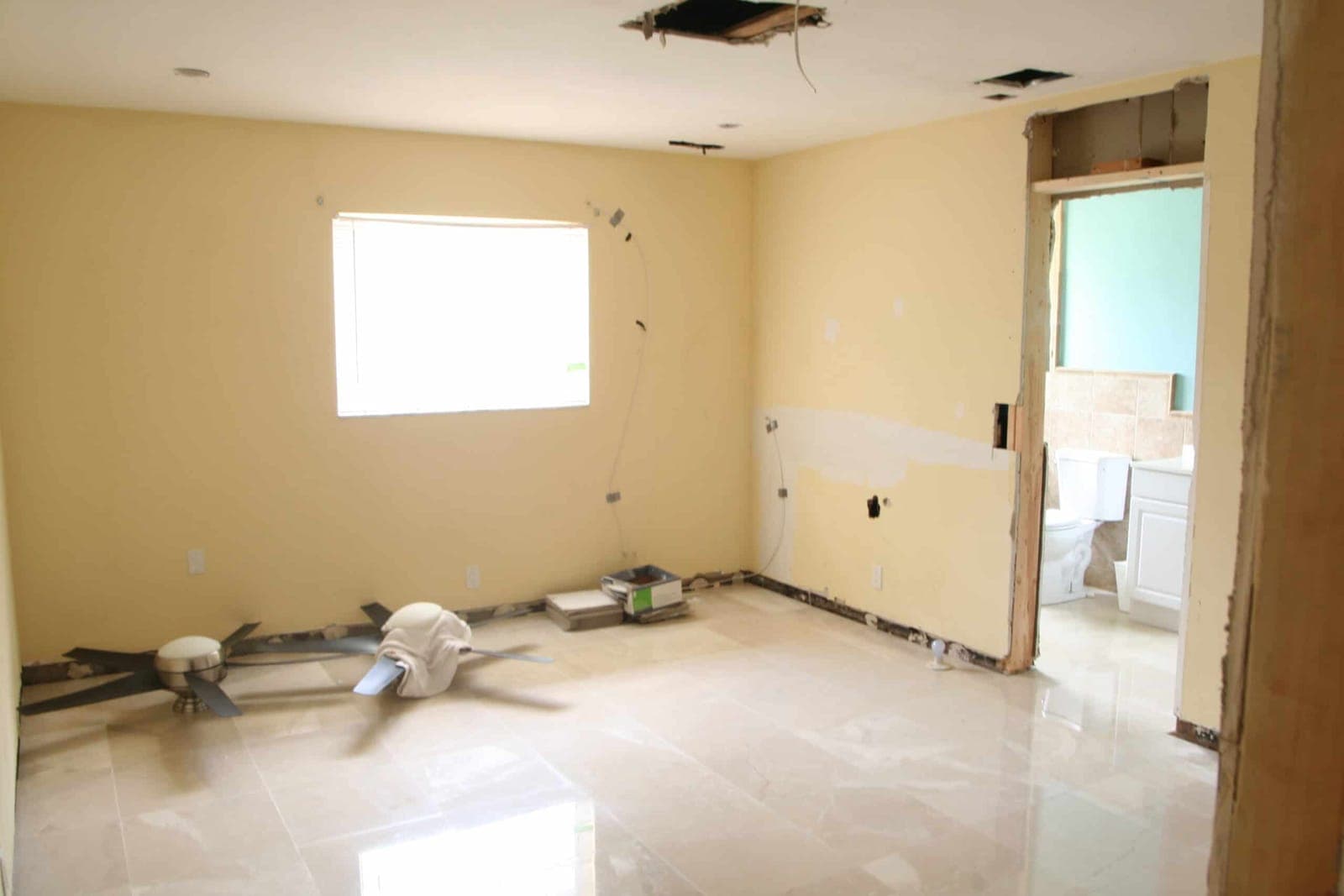 921 NE 27th Avenue - Living room
